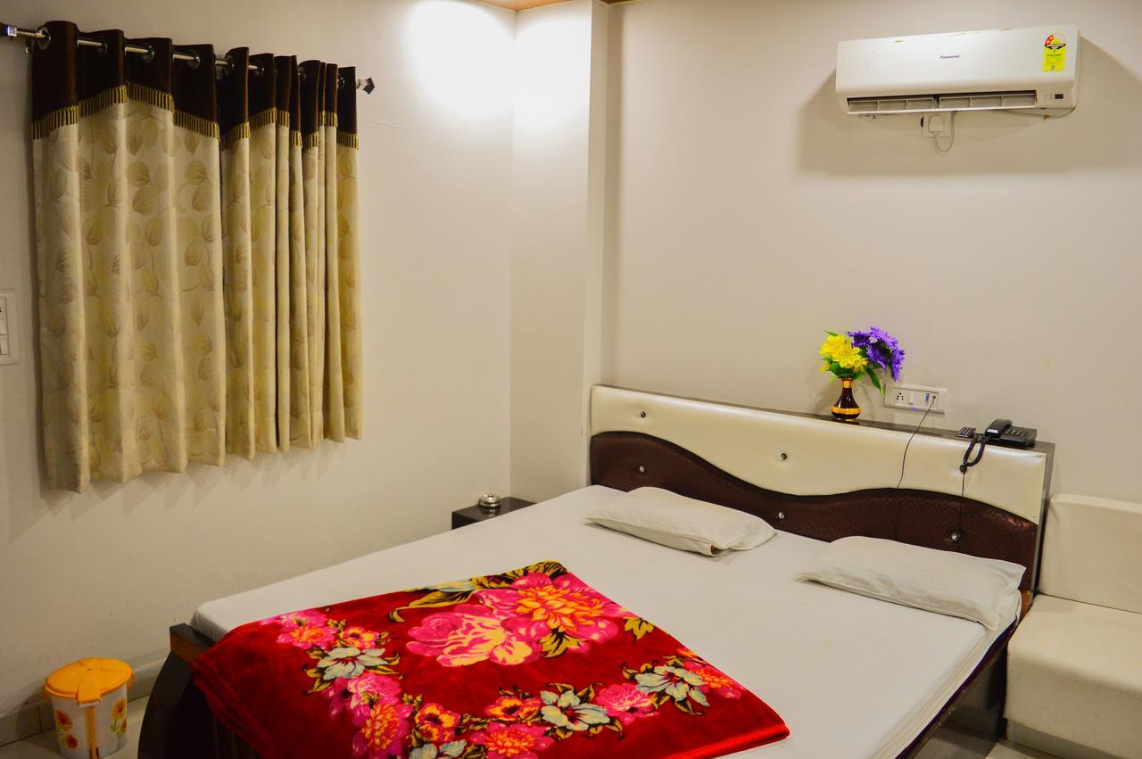 Hotel Shree Dwarkadhish Palace Ujjain Buitenkant foto
